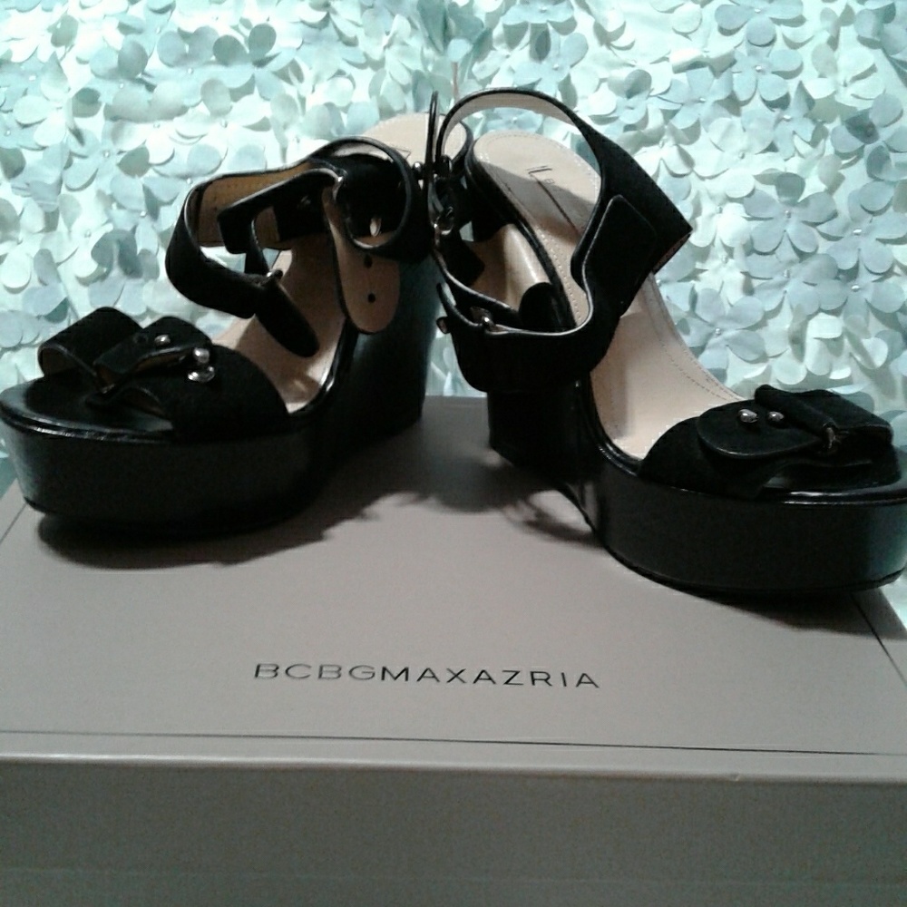BCBGMAXZRIA black Wedges